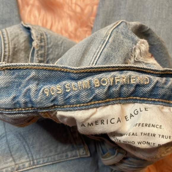 American Eagle Light Wash Distressed 90s Slim Boyfriend Jean Size 6 - Picture 2 of 7